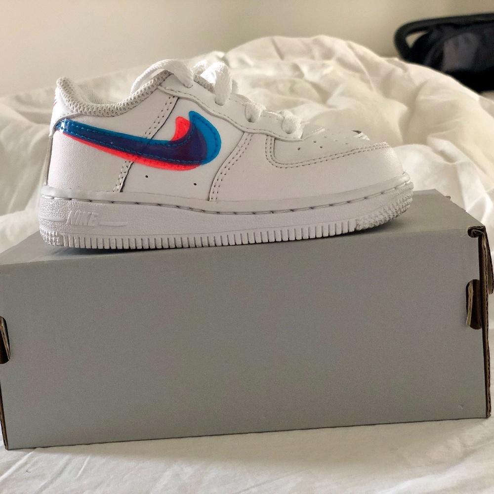 NIKE Air Force 1 LV8 White/Blue Hero/Bright Crimso